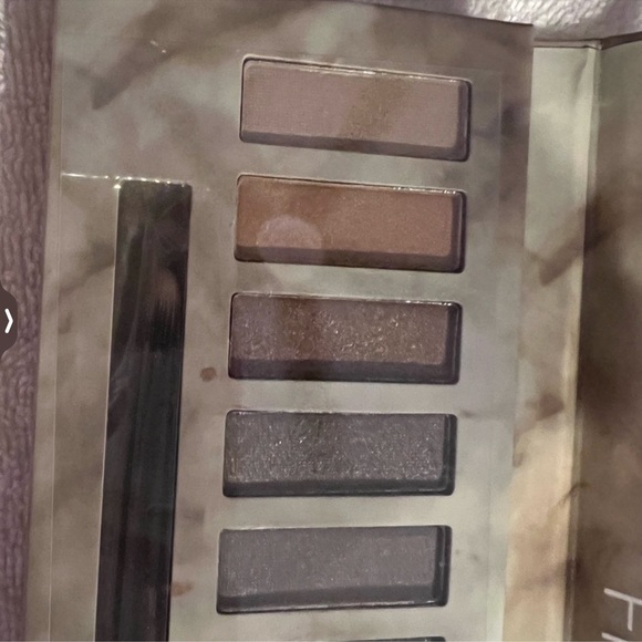 Eyeshadow palette - Picture 3 of 5